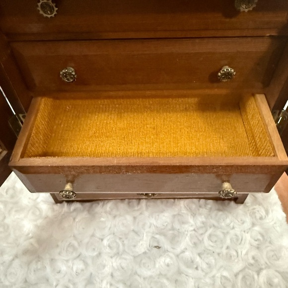 Vintage Wooden Musical Jewelry Cabinet - the Godfather (Love theme) song - Picture 9 of 11